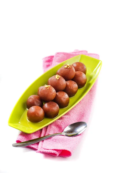 Indisches Dessert gulab jamun im Teller isoliert auf weißem Hintergrund — Stockfoto