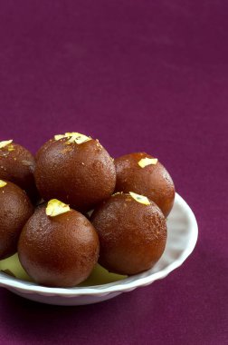 Hint Tatlısı: Gulab Jamun beyaz kasede