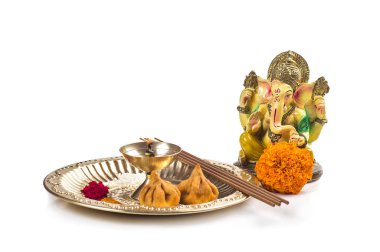Hindu tanrı Ganesha. Lord Ganesha 'nın heykeli. Beyaz arkaplanda ibadet (Pooja) düzeneği.