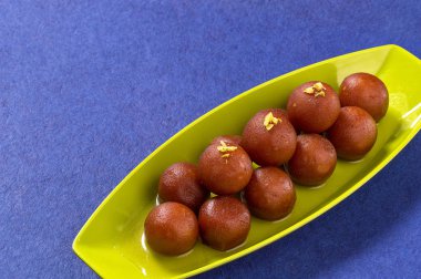 Gulab Jamun. Hint Tatlısı ya da Tatlı Tabak.