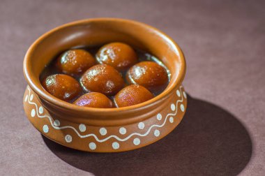 Hint Tatlısı: Kil kabında Gulab Jamun