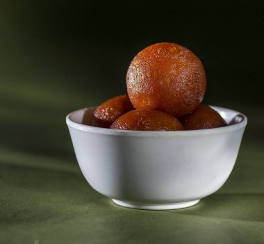 Şam fıstıklı Gulab Jamun, Hint Tatlısı ya da Tatlı Tabak.