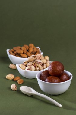 Hint Tatlısı: Almond ve Pistachio ile Gulab Jamun