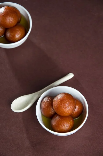 Gulab Jamun, Sobremesa indiana ou prato doce na tigela com colher — Fotografia de Stock