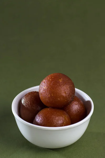 Gulab Jamun Pistachio, indiai desszert vagy édes étel tálban. — Stock Fotó
