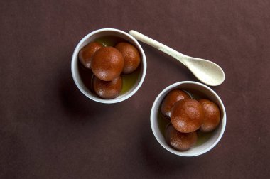 Gulab Jamun, Hint Tatlısı ya da kaşıklı tatlı tabağı.