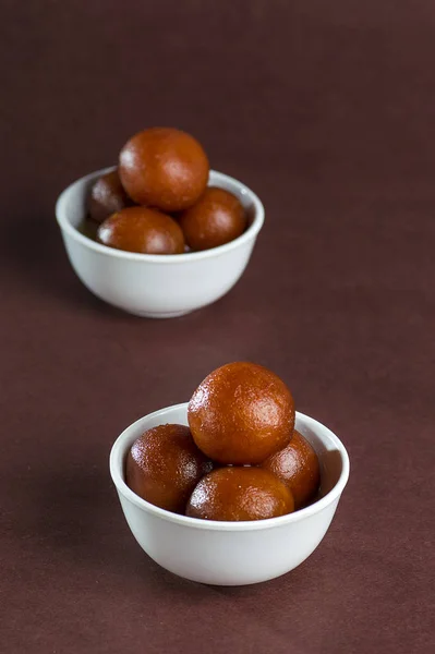 Gulab jamun, indisches Dessert oder süßes Gericht in Schüssel mit Löffel — Stockfoto