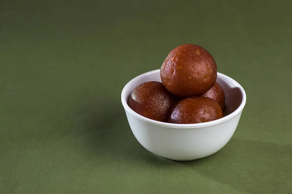 Gulab Jamun mit Pistazien, indischem Dessert oder süßem Gericht in Schüssel. — Stockfoto