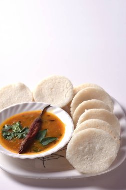 Sambar ve hindistan cevizi turşulu Idli: Güney Hint yemekleri rava idli veya irmikli rava aylak aylak, sambar ve yeşil hindistan cevizi turşusuyla servis edilir..