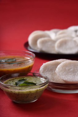 Sambar ve Hindistan cevizi turşulu Idli, Hint yemeği: Hint yemeği rava idli ya da irmik ya da rava aylak aylak, sambar ve yeşil turşuyla servis edilir..