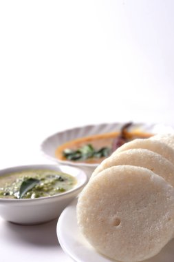 Sambar ve hindistan cevizi turşulu Idli: Güney Hint yemekleri rava idli veya irmikli rava aylak aylak, sambar ve yeşil hindistan cevizi turşusuyla servis edilir..