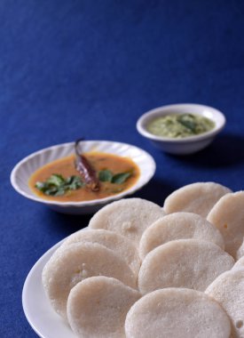 Sambar ve Hindistan cevizi turşulu İdli, Hint yemeği: Hint yemeği rava idli ya da irmik ya da rava aylak aylak, sambar ve yeşil turşuyla servis edilir..