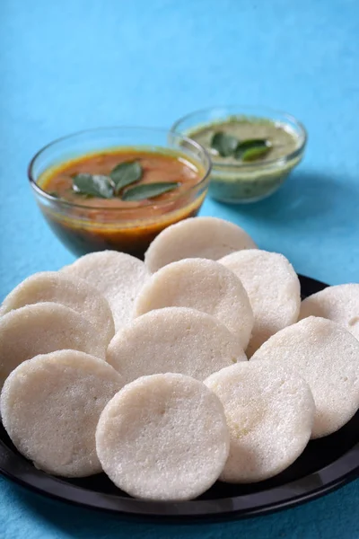 Idli Avec Sambar Chutney Noix Coco Sur Fond Bleu Plat — Photo