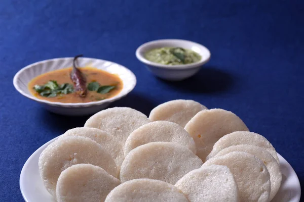 Idli Com Sambar Chutney Coco Fundo Azul Indian Dish Comida — Fotografia de Stock