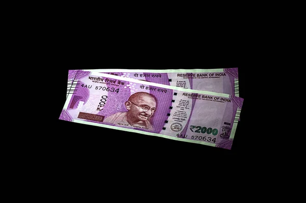 黒の背景にRs.2000の新しいインド通貨。2016年11月9日公開. — ストック写真