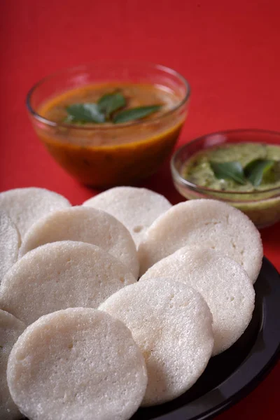Idli Com Sambar Chutney Coco Fundo Vermelho Indian Dish Comida — Fotografia de Stock