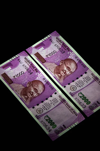 Nouvelle monnaie indienne de Rs.2000 sur fond noir. Publié le 9 novembre 2016 . — Photo