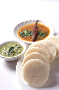 Sambar ve hindistan cevizi turşulu Idli: Güney Hint yemekleri rava idli veya irmikli rava aylak aylak, sambar ve yeşil hindistan cevizi turşusuyla servis edilir..
