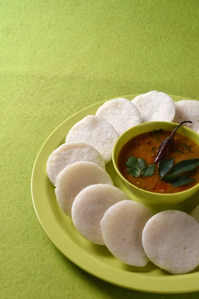 Idli Com Sambar Tigela Sobre Fundo Verde Indian Dish Comida — Fotografia de Stock