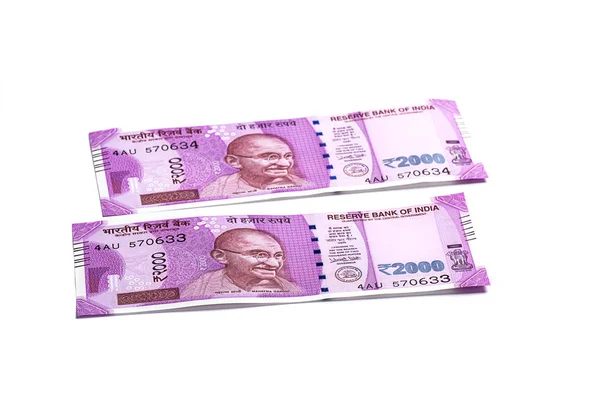 Rs.2000の新しいインド通貨は白い背景に隔離されています。2016年11月9日公開. — ストック写真