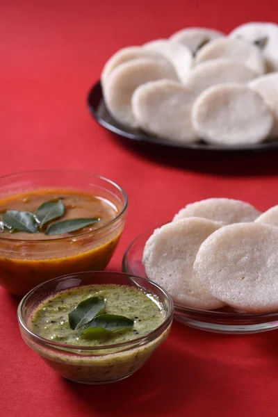 Idli Mit Sambar Und Kokos Chutney Auf Rotem Hintergrund Indisches — Stockfoto