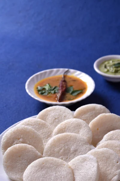 Idli Mit Sambar Und Kokosnuss Chutney Auf Blauem Hintergrund Indisches — Stockfoto