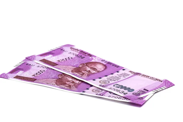 Rs.2000の新しいインド通貨は白い背景に隔離されています。2016年11月9日公開. — ストック写真