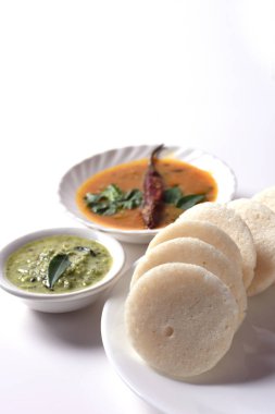 Sambar ve hindistan cevizi turşulu Idli: Güney Hint yemekleri rava idli veya irmikli rava aylak aylak, sambar ve yeşil hindistan cevizi turşusuyla servis edilir..