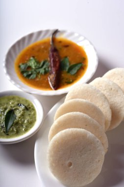 Sambar ve hindistan cevizi turşulu Idli: Güney Hint yemekleri rava idli veya irmikli rava aylak aylak, sambar ve yeşil hindistan cevizi turşusuyla servis edilir..