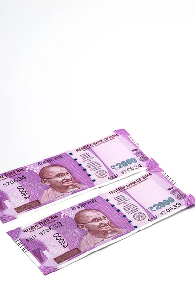 Nouvelle monnaie indienne de Rs.2000 isolée sur fond blanc. Publié le 9 novembre 2016 . — Photo