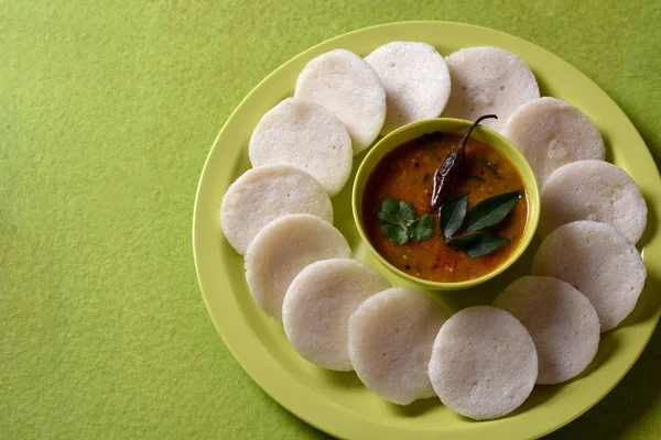 Idli Dengan Sambar Dalam Mangkuk Latar Belakang Hijau India Dish — Stok Foto