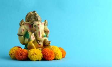 Hindu tanrısı Ganesha. Ganesha Idol mavi zemin üzerine