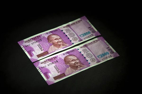 Nouvelle monnaie indienne de Rs.2000 sur fond noir. Publié le 9 novembre 2016 . — Photo