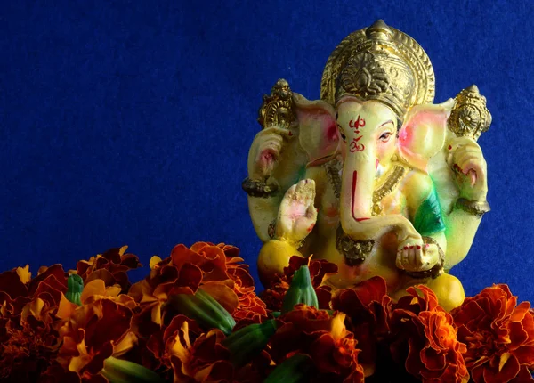 Hindoe-God Ganesha. Ganesha idool op blauwe achtergrond — Stockfoto