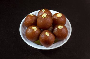 Gulab Jamun, Hindistan tatlısı ve şam fıstığı.