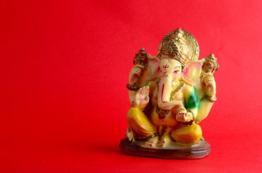 Hindu tanrısı Ganesha. Ganesha Idol kırmızı zemin üzerine.