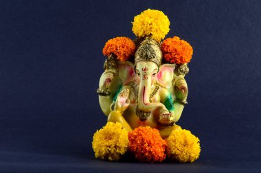 Hindu tanrısı Ganesha. Ganesha Idol gri arka plan üzerinde.