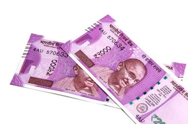 Beyaz arka planda izole edilmiş yeni Hint parası 2000 rupi. 9 Kasım 2016 'da yayınlandı.