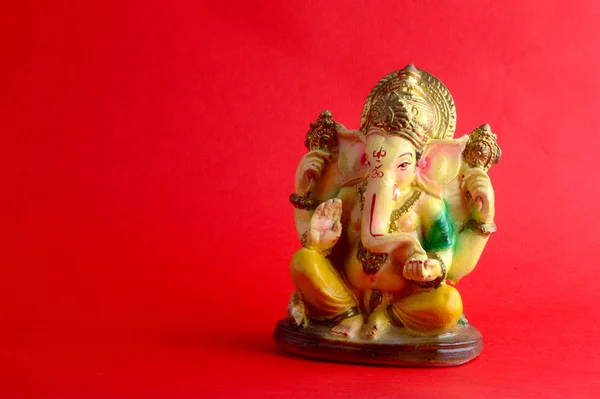 Dio indù Ganesha. Ganesha Idol su sfondo rosso . — Foto Stock