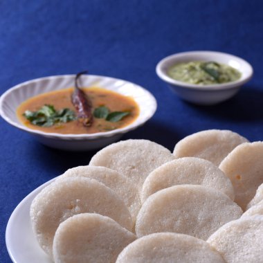 Sambar ve Hindistan cevizi turşulu İdli, Hint yemeği: Hint yemeği rava idli ya da irmik ya da rava aylak aylak, sambar ve yeşil turşuyla servis edilir..