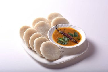 Sambar ve hindistan cevizi turşulu Idli: Güney Hint yemekleri rava idli veya irmikli rava aylak aylak, sambar ve yeşil hindistan cevizi turşusuyla servis edilir..