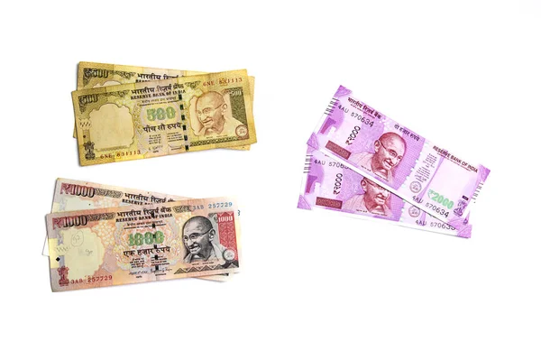 Nouvelle monnaie indienne de Rs.2000 et ancienne monnaie de Rs.1000 sur fond blanc. ancienne monnaie démonétisée et nouvelle monnaie Publié le 9 novembre 2016 . — Photo