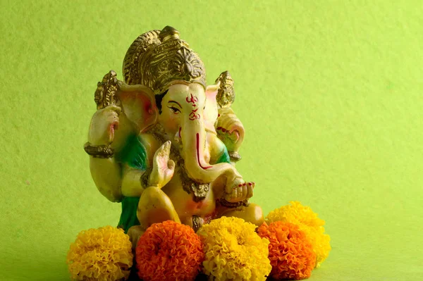 Hindu God Ganesha. Ganesha Idol on Green Background — Stock Photo, Image