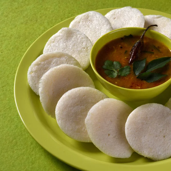 Idli Com Sambar Tigela Sobre Fundo Verde Indian Dish Comida — Fotografia de Stock