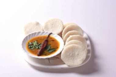 Sambar ve hindistan cevizi turşulu Idli: Güney Hint yemekleri rava idli veya irmikli rava aylak aylak, sambar ve yeşil hindistan cevizi turşusuyla servis edilir..
