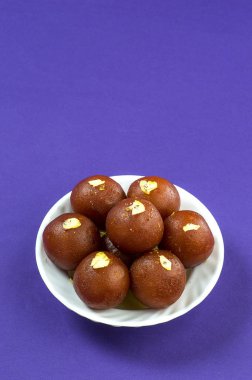 Hint Tatlısı: Gulab Jamun beyaz kasede.