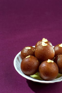 Hint Tatlısı: Gulab Jamun beyaz kasede