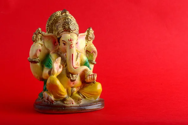 Hindu God Ganesha. Ganesha Idol on red Background. — Stock Photo, Image