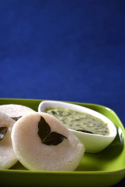Idli Met Kokosnoot Chutney Blauwe Achtergrond Indian Dish Zuid Indiase — Stockfoto