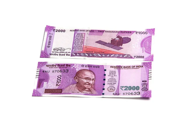 Новая индийская валюта 2000 рупий выделена на белом фоне. Опубликовано 9 Ноябрь 2016 . — стоковое фото